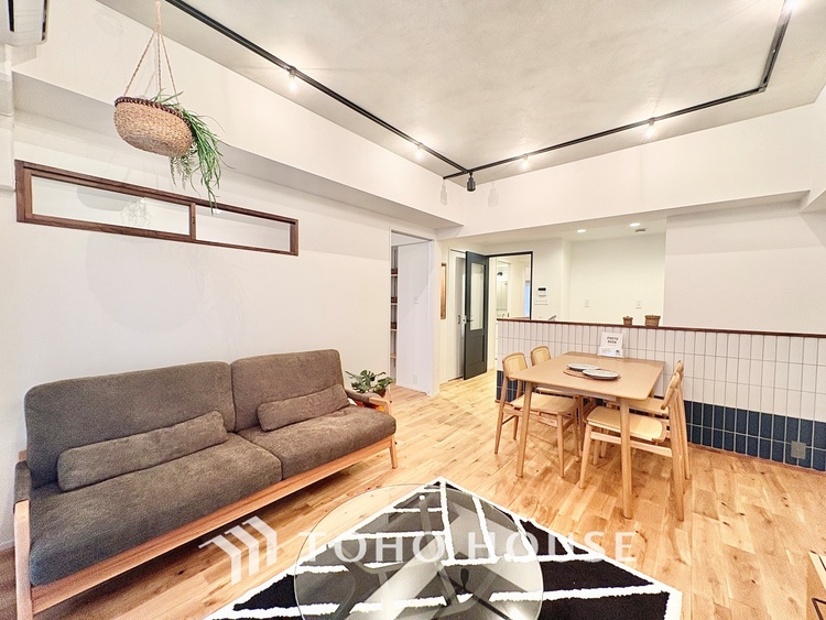 内装 ◆サンサンと◆差し込む太陽の光がこのリビングに笑いをもたらす。