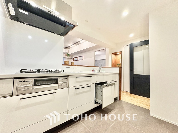 キッチン 【cooking papa is here】料理が苦手な人でも、チャレンジしてみたくなるワイドスパンのキッチン。家族の食卓がここから始まる。