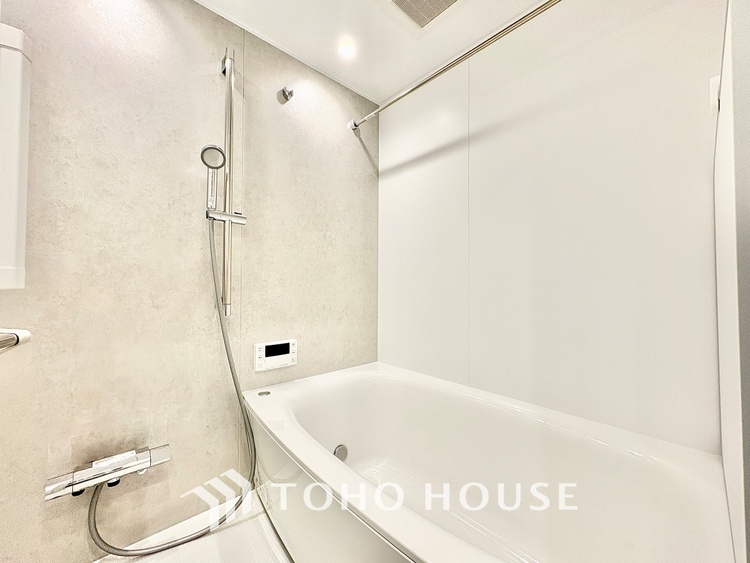 風呂 【Bathroom makes you free】疲れを翌日に残さない。そのための広々としたお風呂。足を伸ばしてさあ浸かろう。