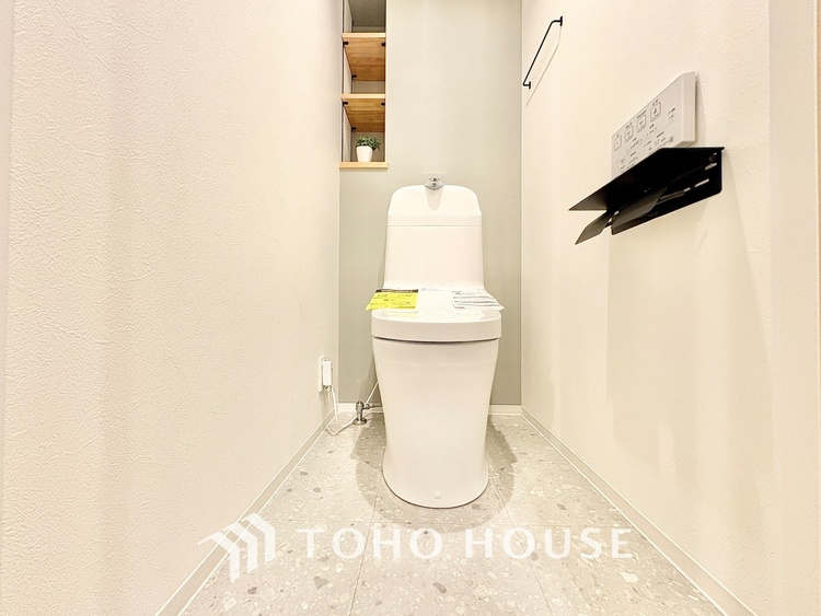 トイレ 【some philosophy was born from here】思索もできる空間。トイレのそんな側面も評価されていい時代かなと。