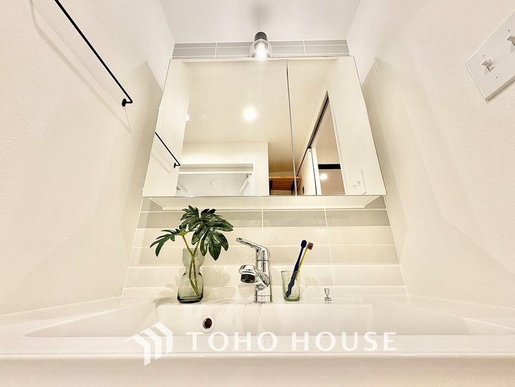 洗面 【Powderroom】広く使い勝手のよい空間と設備で演出。シンプルな使いやすさだけでなくたっぷりの収納力も実現。