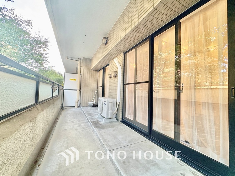 バルコニー 【the view of the sunlight】日差しと景色を取り入れつつ、プライベートな空間を演出するバルコニー