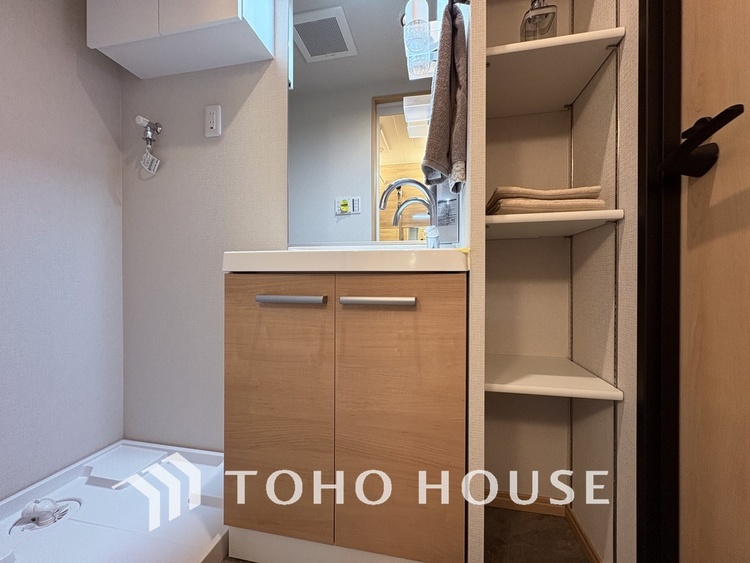 洗面 木の温もりを感じる洗面スペースで朝の身支度を