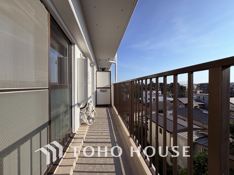 バルコニー 日当たりの良いバルコニーで晴れの日の洗濯物も楽しみになりますね