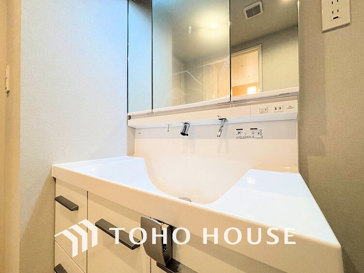 洗面 白を基調とした清潔感のある洗面室で朝の身支度を