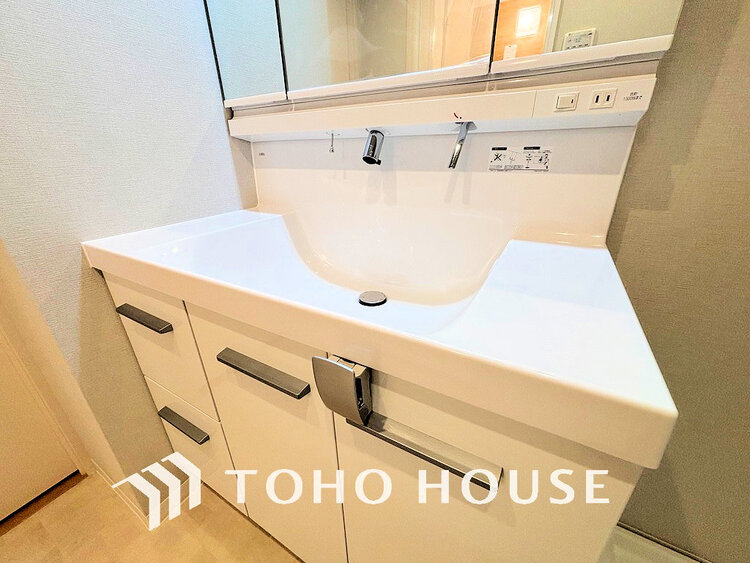 洗面 落ち着きのある色合いでまとめられた洗面室