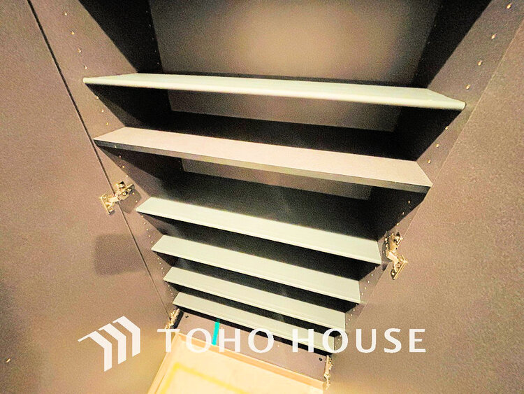 玄関 天井まである玄関収納はご家族分の履物も余裕で収納可能