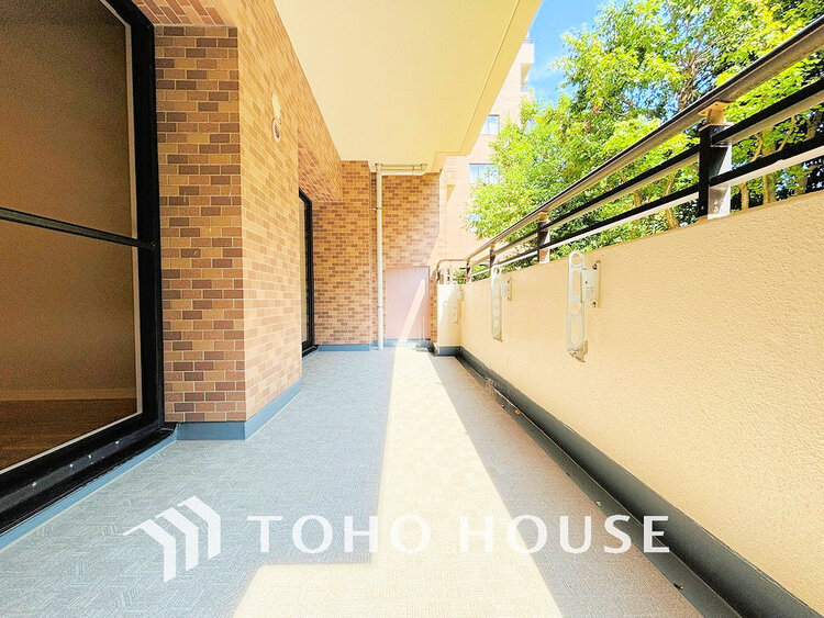 バルコニー 日当たりの良いバルコニーで晴れの日の洗濯物も楽しみになりますね