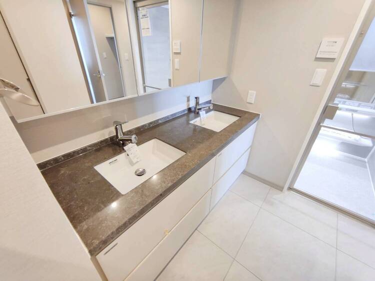 その他 清潔感を感じられる洗面化粧台。