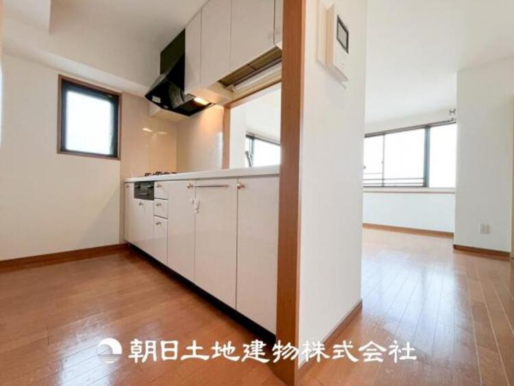 キッチン 【キッチン】仲良しなご夫婦、お子様、みんなでお料理ができる程の贅沢なスペースを実現したキッチンとなっております。みんなで作った料理を召し上がりながらの会話は盛り上がること間違いなしです。