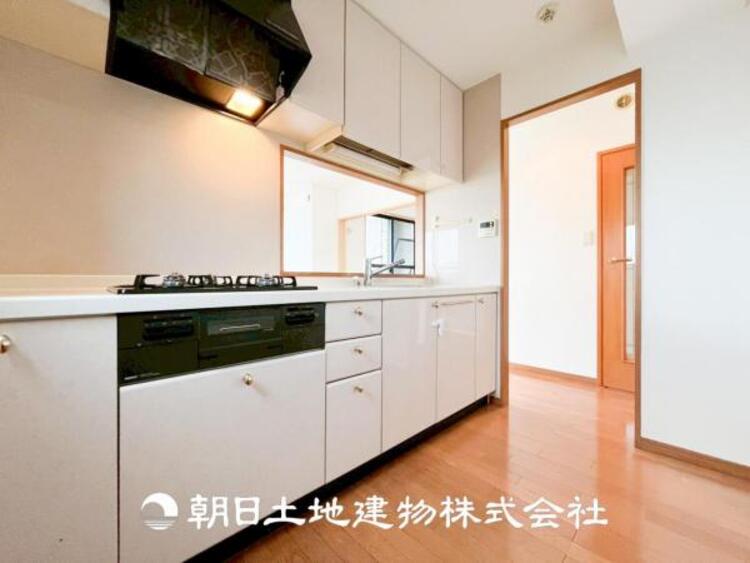 キッチン 【キッチン】住宅の主役でもあり、日常生活を過ごす上で重要な水回りでもあるからこそ機能性・デザイン性に拘りました。お掃除のしやすいシステムキッチンを設置しました。