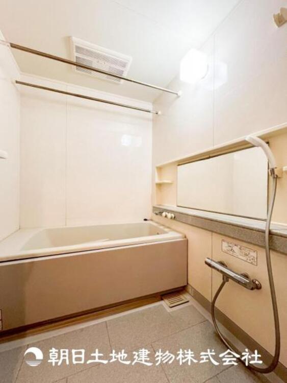 風呂 【浴室】上品な色合いが魅力のバスルームは、ほっと落ち着く空間を作り出しています。広々とした浴槽で体を癒やしながら、疲れを取り除けるような仕様です。お子様と一緒に楽しく入るのもいいですね。