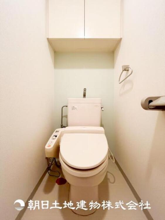 トイレ 【トイレ】家族みんなが毎日使う場所だから。お掃除がしやすい方はいい。いつまでも清潔な空間を保てるように、汚れをふき取り易いフロアと壁紙をチョイス致しました。洗浄便座になっておりますので、とても清潔にご使用いただけます。