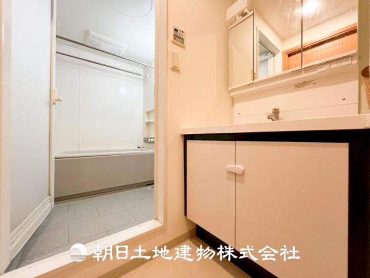 洗面 【洗面化粧台】慌ただしい1日が始まり、充実した1日の終わりを締めくくる洗面所。快適に過ごせることはもちろん、収納や機能性を兼ね備えた洗面化粧台です。快適に過ごせることはもちろん、収納や機能性を兼ね備えた洗面化粧台です。