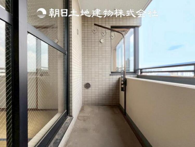 バルコニー 【バルコニー】温かい太陽を感じる事ができるのは、目の前に遮るものが無いから。彼方に広がる風景が絵画のように広がります。