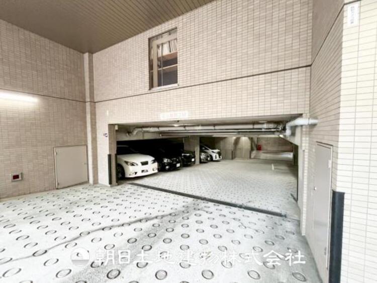 駐車場 【駐車場】ゆったりとした駐車スペースを確保いたしましたので、大きめのお車でも駐車可能です。自転車やバイクなど、ゆとりのある敷地で置き場所に困ることはないでしょう。