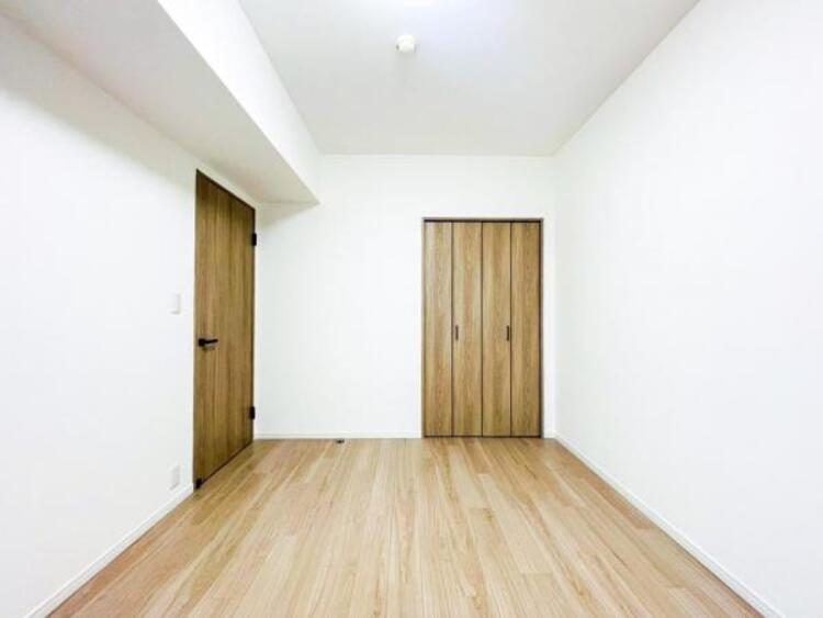 内装 穏やかな寛ぎあじわえるお部屋では有意義な時間がつくれます！大きな窓からと陽光が注がれる明るい空間！光もアクセントの一つとして。一人時間も充実したものにできるプライベートルームは日々を豊かにします！！