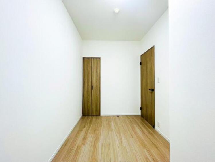 内装 居室はひとり時間を過ごせる安らげるお部屋として活用できます！収納スペースあり！荷物が多くても十分！ベッドや勉強机、テレビなどを置きたい場合におすすめ！！過ごす時間が長くてもゆったり過ごせそうですね！