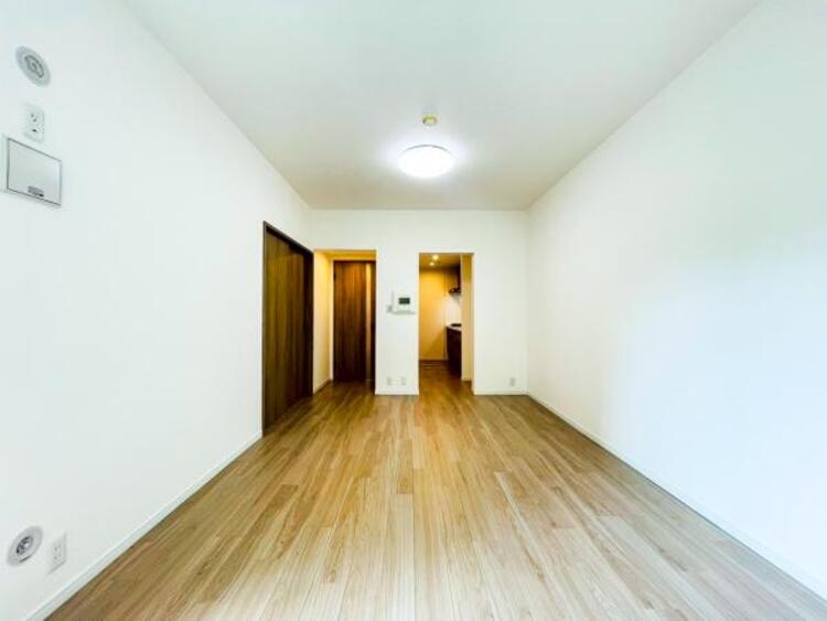 居間 お天気が晴れの日は照明をつけなくても充分明るいリビングです！どこか落ち着きのある広々とした内装です！