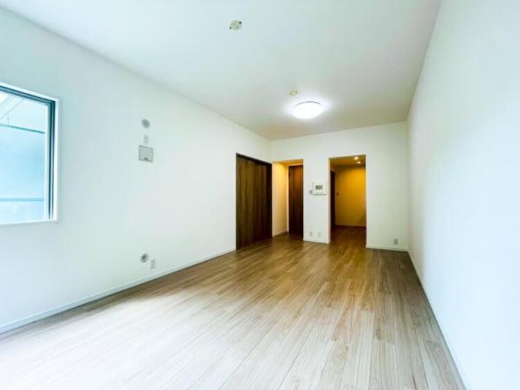 居間 リビングにあふれる採光と心地よい風のつどう調和された空間！！生活を彩る充実した日々が過ごせそうです。