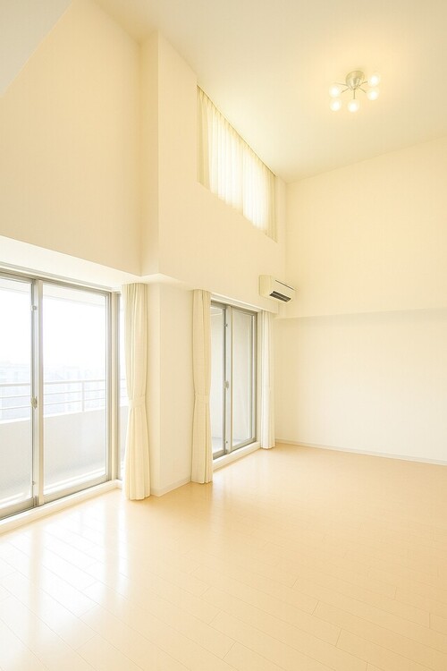 居間 ※居住中の為家具を消す画像加工を施しております