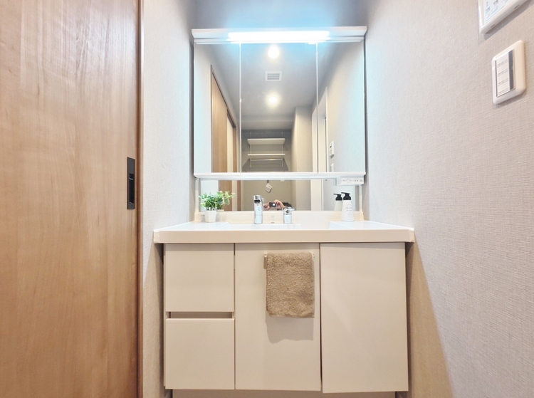 洗面 何かと物が増える場所だからこそ、スッキリと見映えの良い空間に。