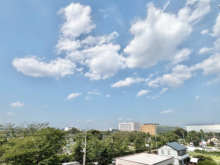 バルコニー 窓を開けると広がる青空。心をリフレッシュして日々を過ごしていきましょう。