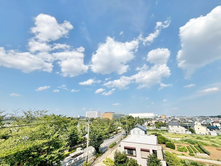 バルコニー 頬をなでる、優しい風を感じることが出来ます。