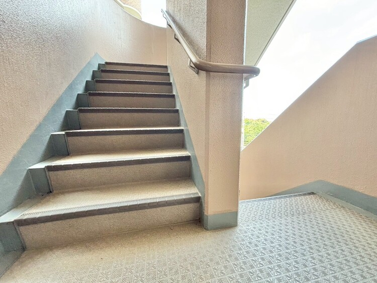 その他 落ち着いた雰囲気の階段。手すりも常設しているので、ゆったりお使いになれます。