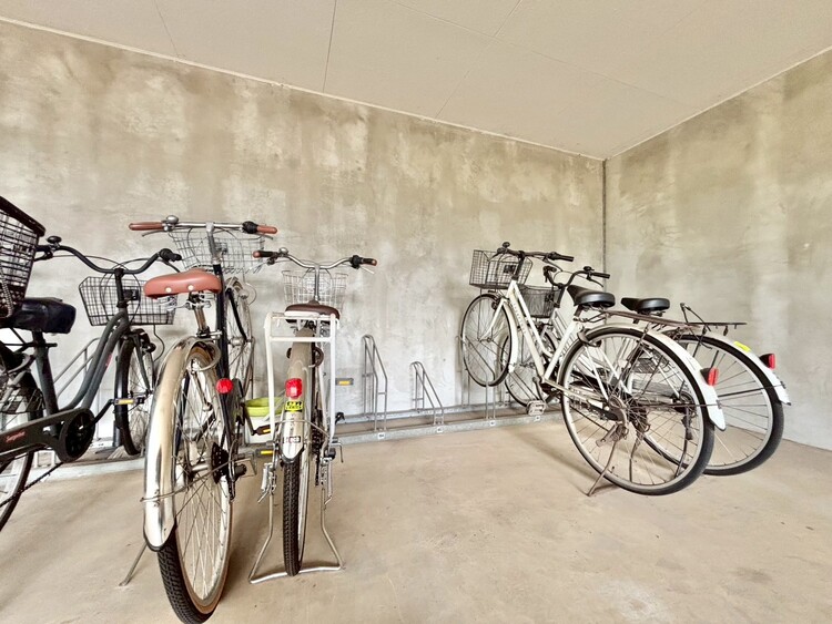 設備 整理整頓された駐輪場で、管理体制の良好さがうかがえます。