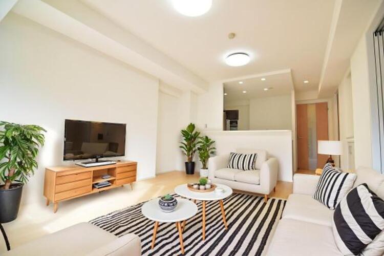 居間 リビング（配置してある家具はCGによるイメージです）家族が集まるリビングは明るさが取れる設計に。人気のカウンターキッチンでお子様とお話をしながら、様子を見ながらお料理ができます。