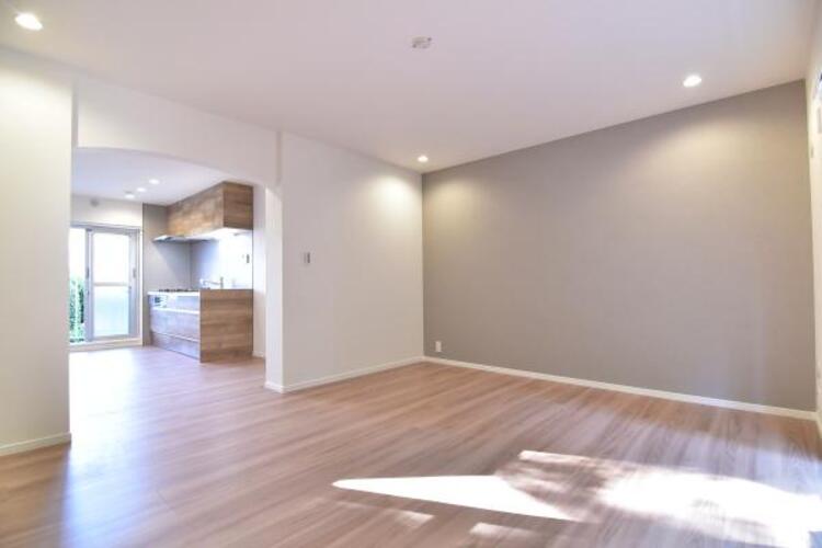 居間 くつろげるLDKは話に夢中になりすぎて、ついつい時間を忘れてしまう。そんな束の間の幸せを感じさせてくれる場所です。