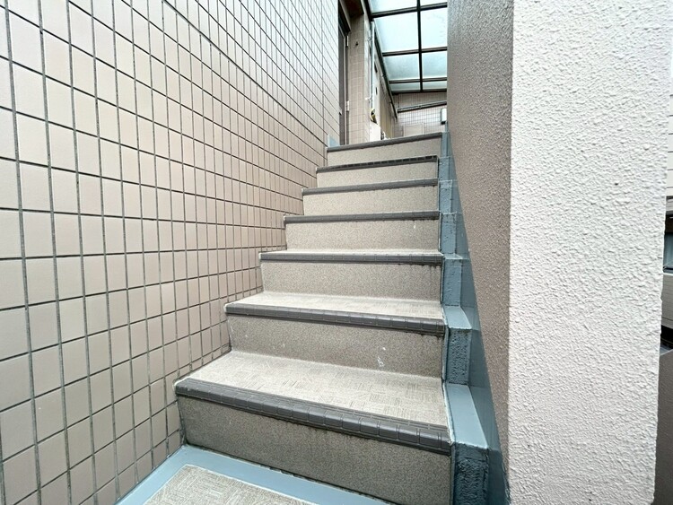 その他 共用部の階段です。明るく清潔に管理されています。