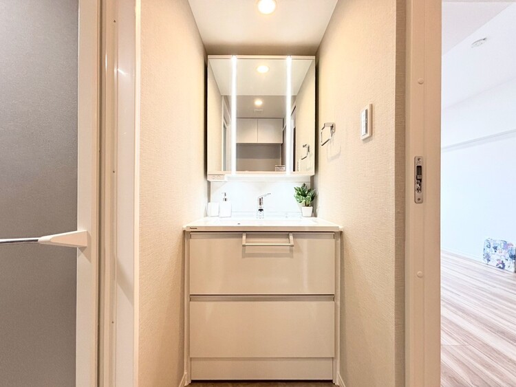 その他 清潔感を感じられる洗面化粧台。