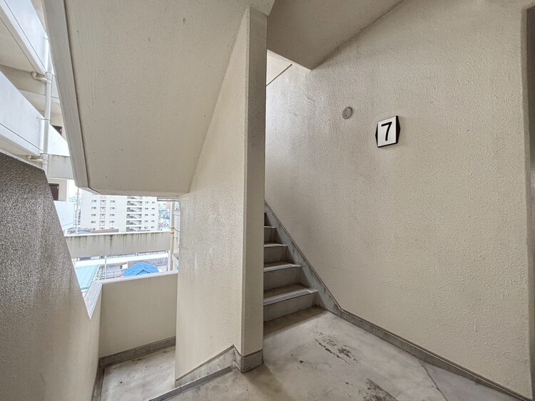 その他 共用部の階段です。明るく清潔に管理されています。
