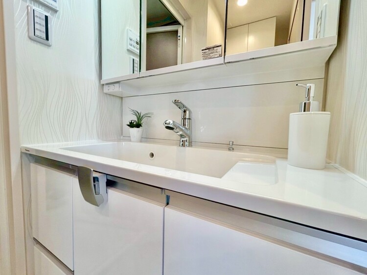 その他 清潔感を感じられる洗面化粧台。