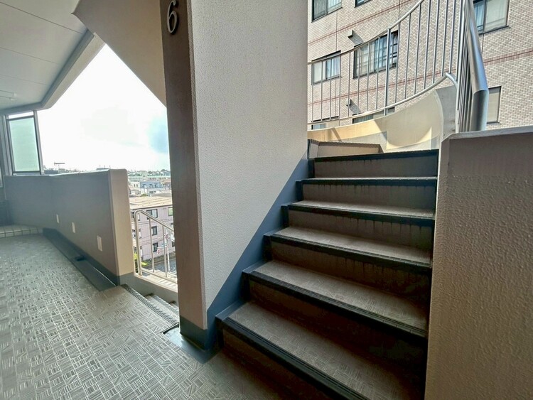その他 共用部の階段です。明るく清潔に管理されています。