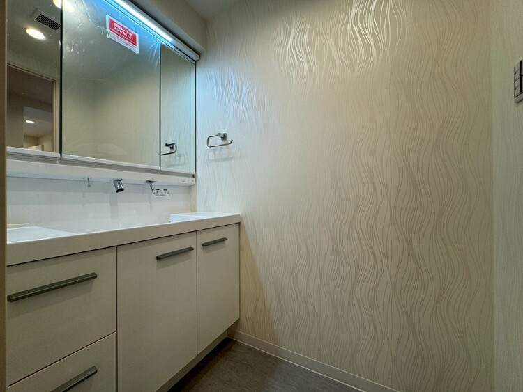 その他 清潔感を感じられる洗面化粧台。