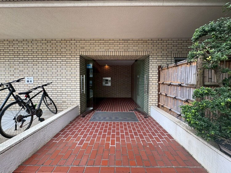 その他 上質感漂う玄関アプローチです。