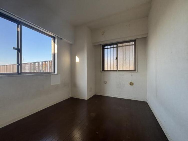 内装 南、西の窓から見える、開放感のある眺望となっております。