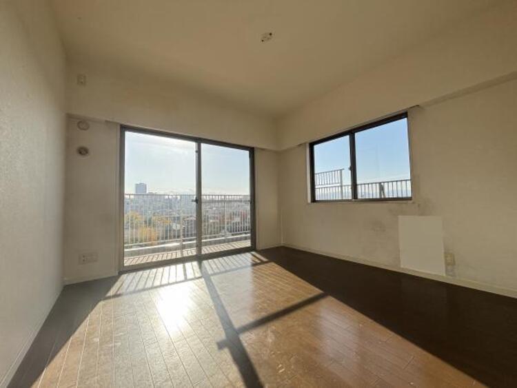 キッチン 収納力たっぷりで、調理器具や食器もすっきり片づけられます。