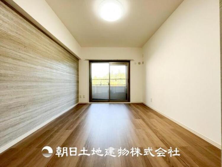 内装 【居室】爽やかな空間演出とセンス良く纏められた室内は良質な寛ぎ空間。そこで暮らす大切な人達のことを考え造りこんだ空間は日々の生活に安らぎを与えてくれます。