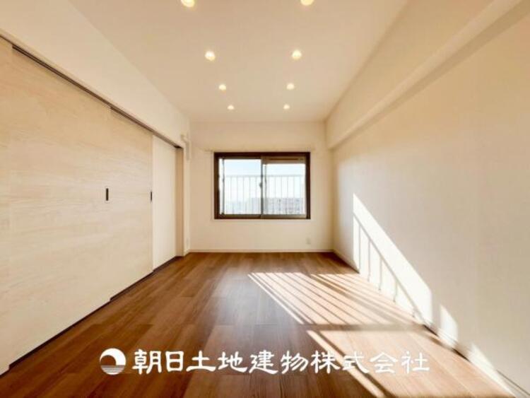 内装 【居室】大切な家族一人ひとりの大切な個別空間。趣味・感性で個性的に飾って頂けるようシンプルに仕上げてあります。自分時間を充実させながら心豊かなひとときを過ごすための大切な空間。