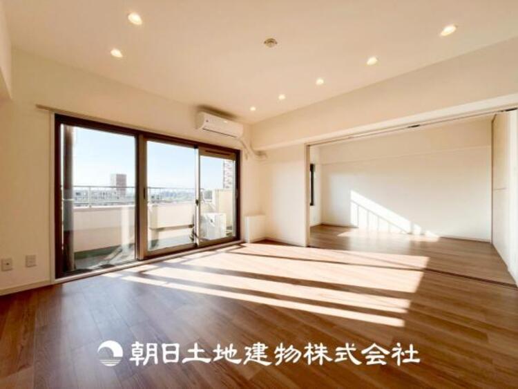 居間 【リビング】1日の中で最も長い時間を過ごすことになるリビングだからこそ、いつも笑顔があふれる空間であるように。広々とした空間から幸せな未来を。