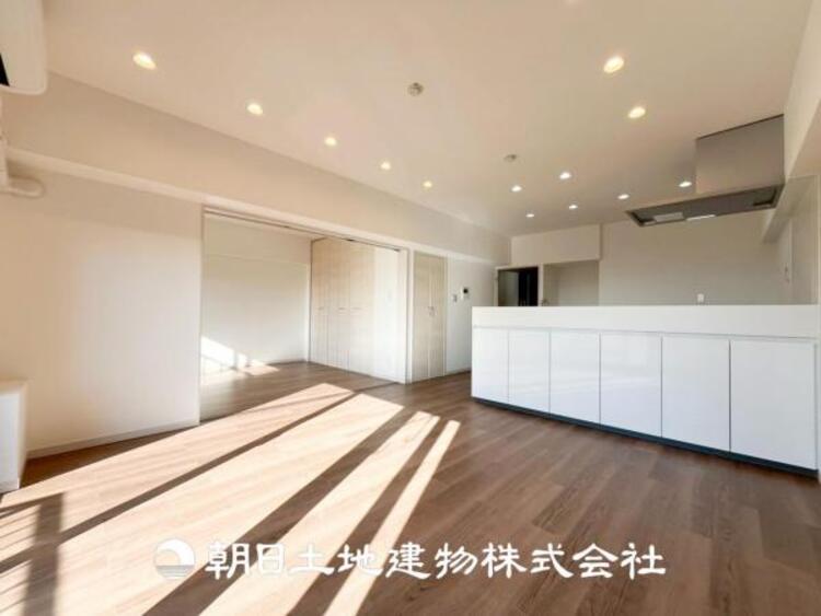 居間 【リビング】リビングにはみんなが集い、食事や楽しい会話が始まる。話に夢中になりすぎて、ついつい時を忘れてしまう。そんな束の間の幸せを感じさせてくれる場所。お子様の勉強スペースとしても活用できます。