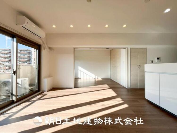 居間 【リビング】大切なご家族、招いた友人と過ごすひと時を溢れる光が優しく包み込む空間。大切な人とともに、心穏やかに過ごすひととき。家族との時間、自分の時間を大切にできる空間を作りました。