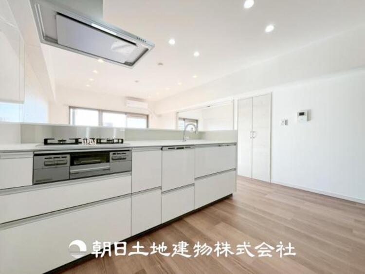 キッチン 【キッチン】住宅の主役でもあり、日常生活を過ごす上で重要な水回りでもあるからこそ機能性・デザイン性に拘りました。お掃除のしやすいシステムキッチンを設置しました。