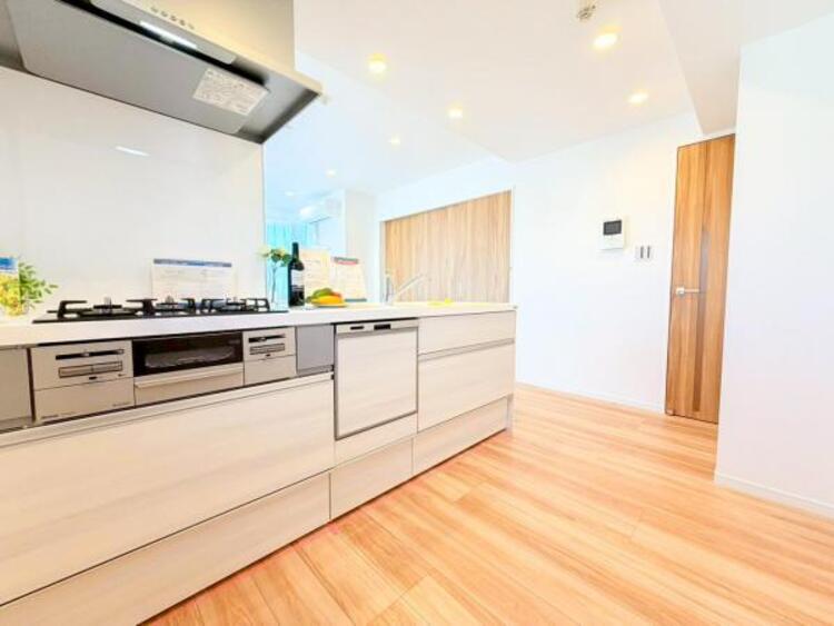 キッチン 【キッチン】広く取られたキッチンスペースはとても便利です。お料理をする人も開放感が心地いいです。 