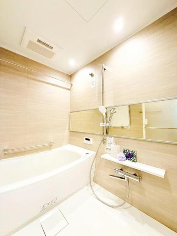 風呂 【浴室】ゆったりと寛げる広々バスで足を伸ばしてリラックス。　最新のユニットバスは設備も充実です。 