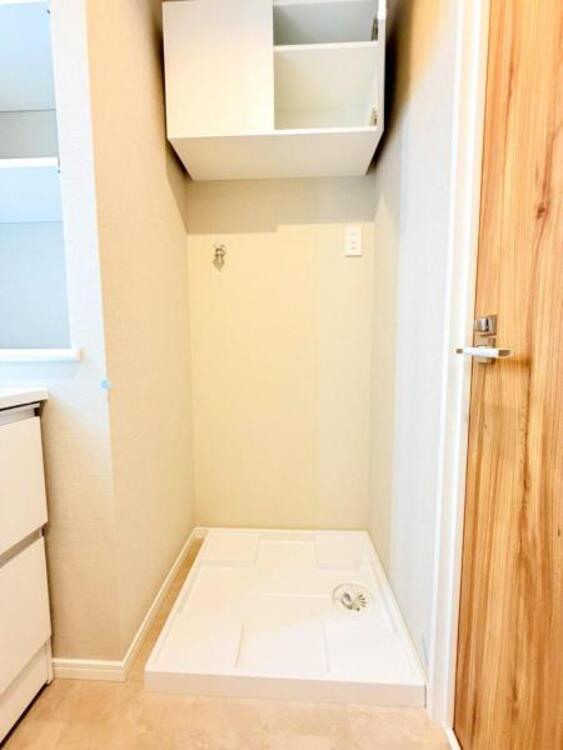 洗面 【洗面・脱衣所】ストレスフリーな広いランドリースペース。大きな洗濯機乾燥機もしっかりとおけます。 